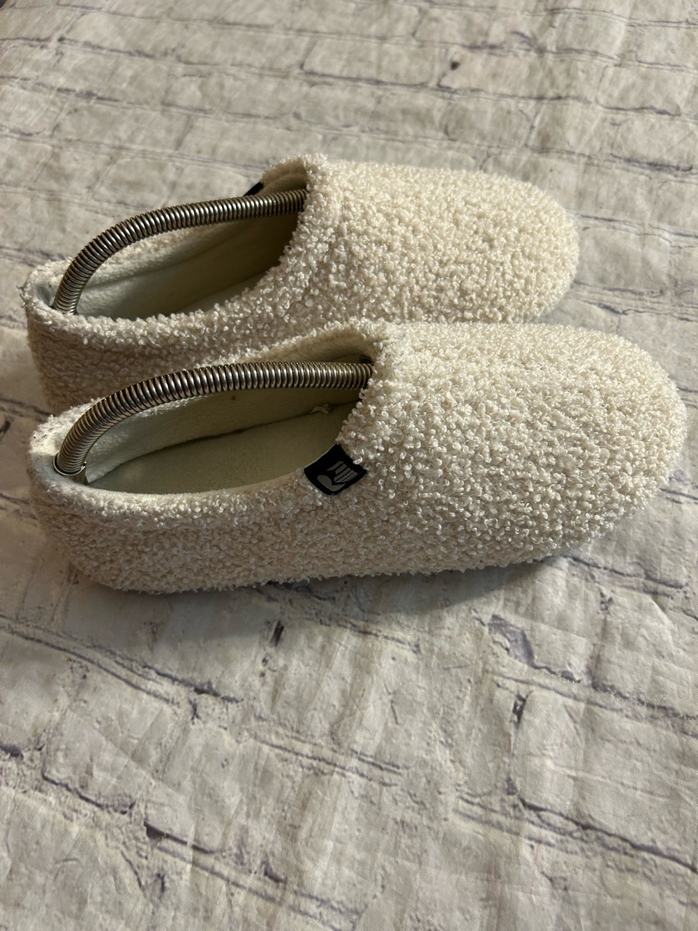 ROCKDOVE OFF WHITE NUBBY WOMEN’S CLOSED HEEL SLIPPERS US 8.5